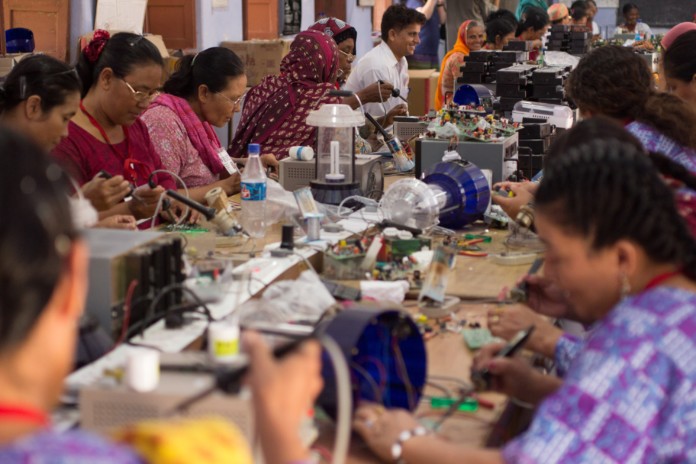 Solar-Mamas-training-in-Tilonia2013