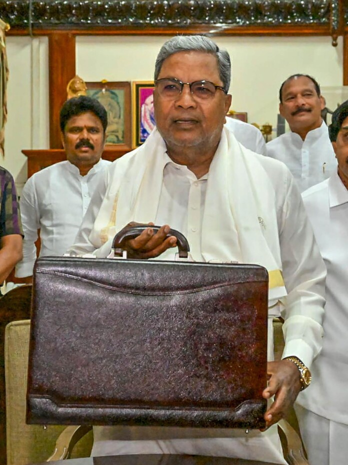 Siddaramaih presenting budget
